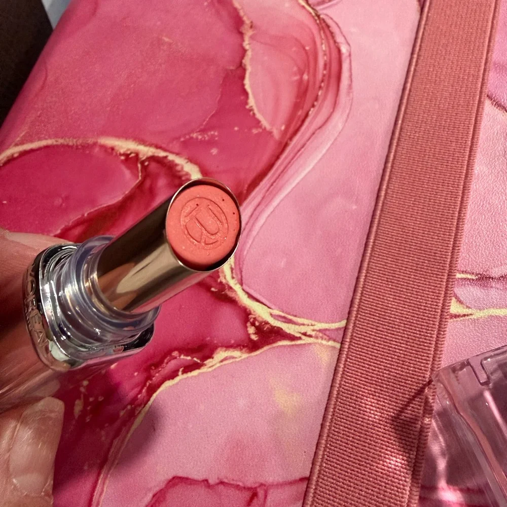 L'Oréal Paris (160 Cherry Wonderland) - Glow Paradise Hydrating Balm-in-Lipstick
